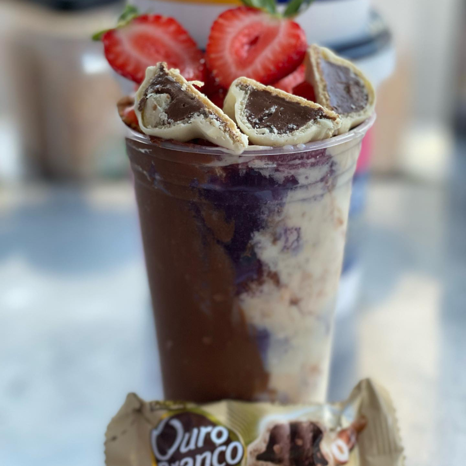Açaí, Creme de Ninho, Morango, Ouro Branco e Leite Condensado.