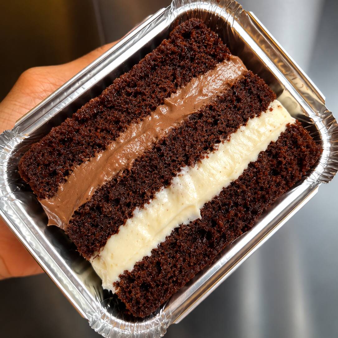 Fatia Prestígio...massa chocolatuda bem molhadinha, recheios de chocolate gourmet e Côco, uma explosão de sabores!