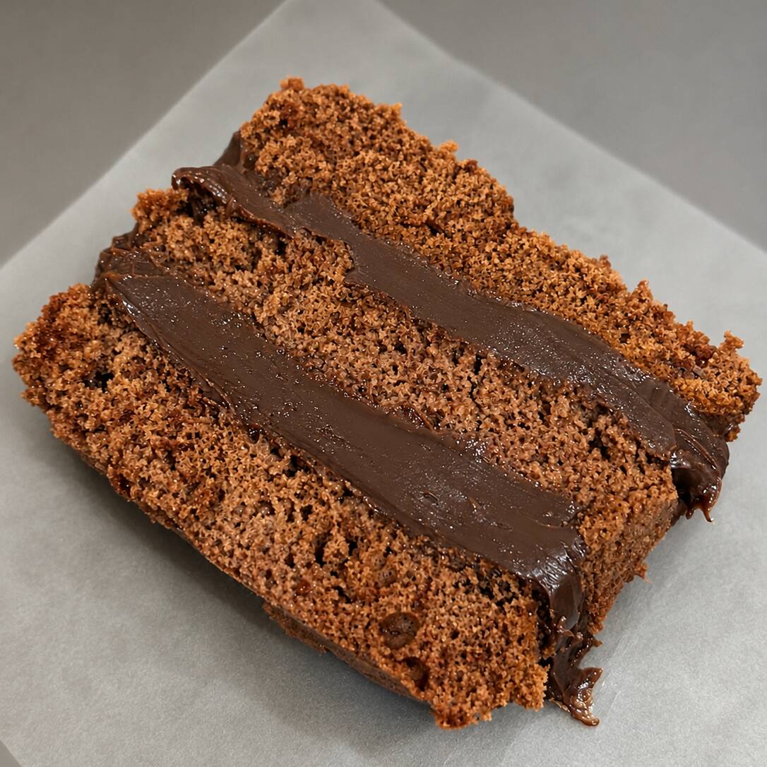 Deliciosa fatia Matilda com massa fofa e amanteigada de chocolate e um delicioso recheio cremoso.