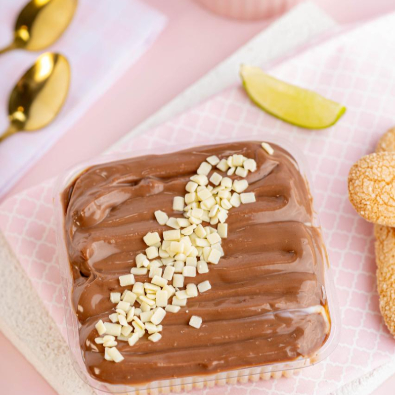 creme laka,mousse de limão artesanal feito da propria fruta bolacha champanhe brigadeiro branco e creme de chocolate (serve ate duas pessoas)...