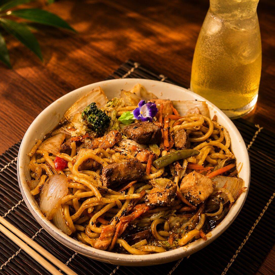 Yakisoba de carne e frango com repolho verde, cenoura, brócolis, cebola, acelga, vagem e
pimentão vermelho.
Serve até 2 pessoas (~750g)