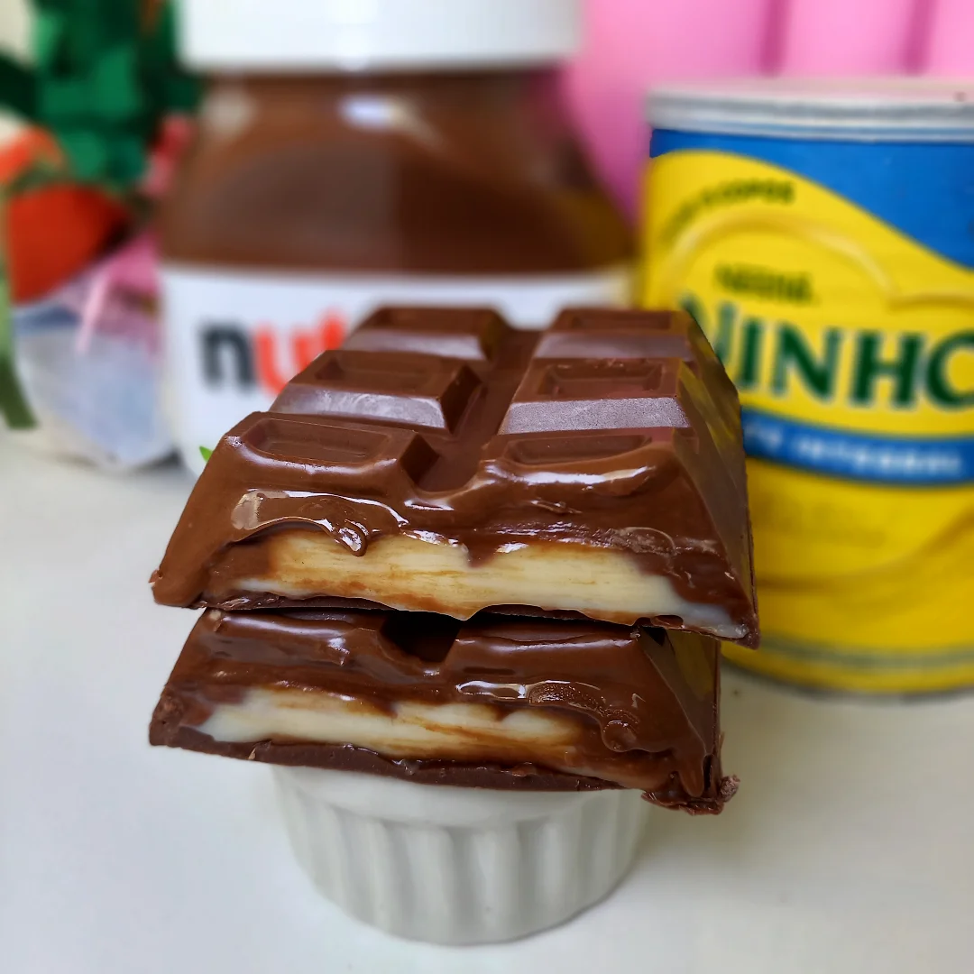 Barra de chocolate recheada com doce de ninho e nutella com peso médio de 350g.