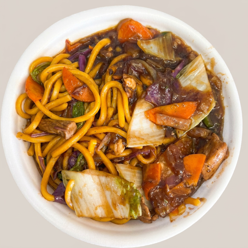Delicioso yakisoba preparado com macarrão oriental, tiras de frango, carne e camarões, combinados com legumes crocantes no autêntico molho oriental. (Aprox. 750g)