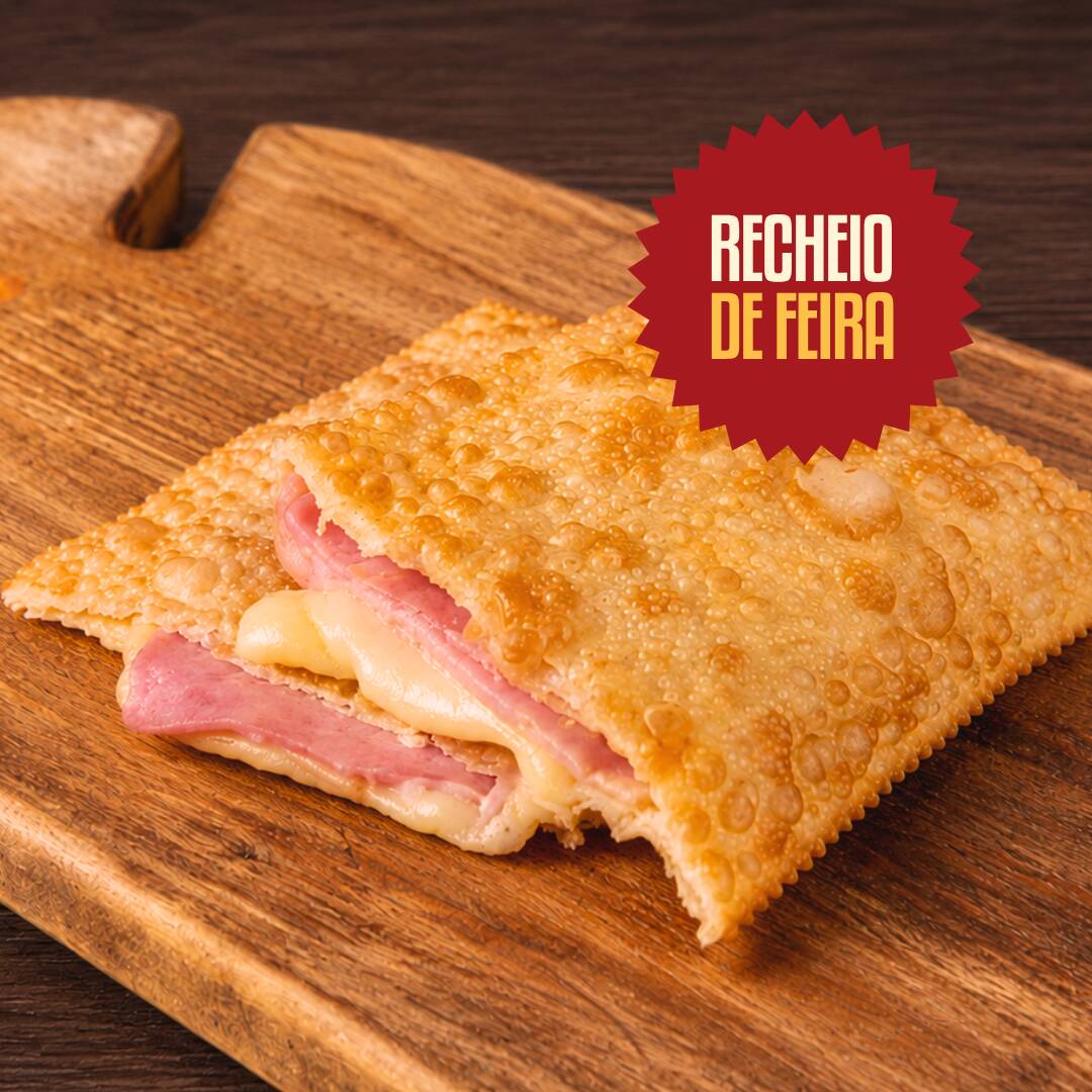 Pastel de Bauru feita com 20 g queijo muçarela de primeira , 20 g presunto, 5 g de tomate picado e 1 pitada de orégano na nossa massa sequinha.