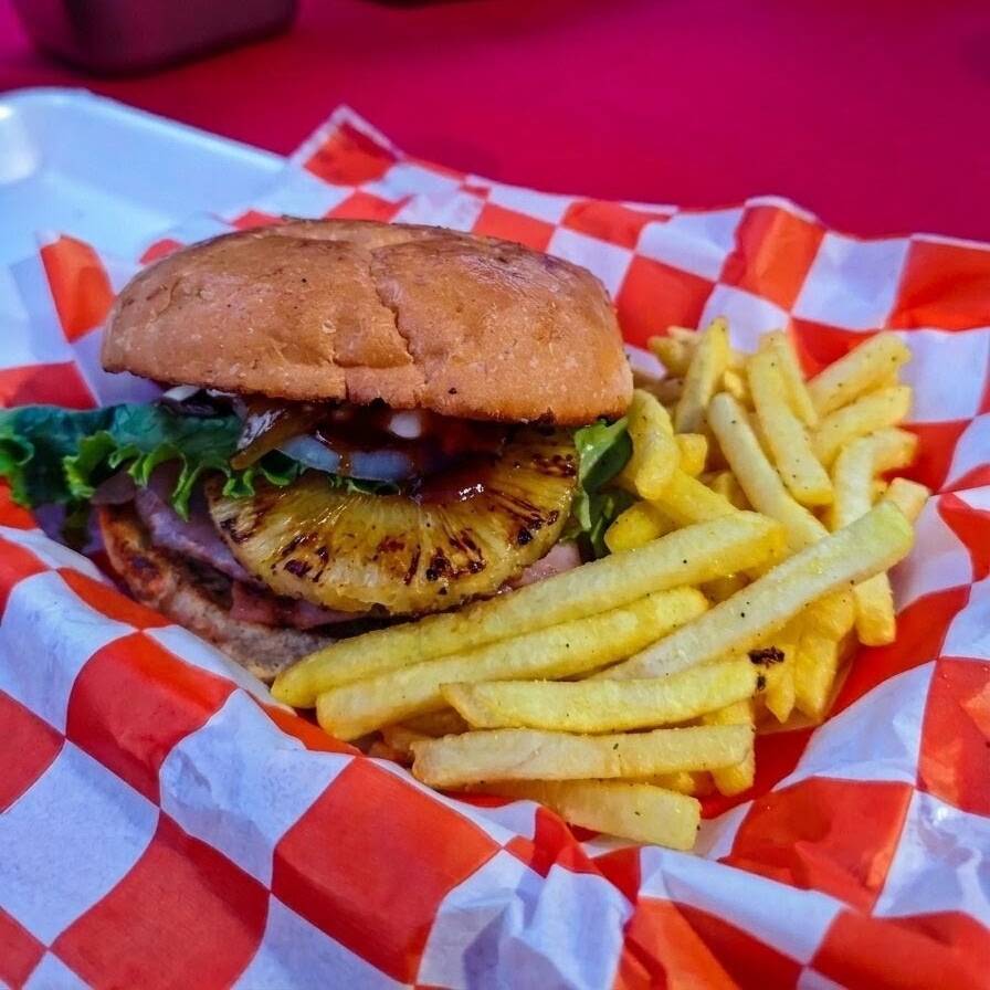 Hamburguesa Hawaiana con Papas a la Francesa