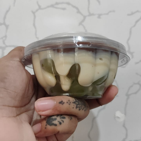 feito com uvas verde sem sementes, recheio de ninho e chocolate. pote de 150ml FEITO NA HORA