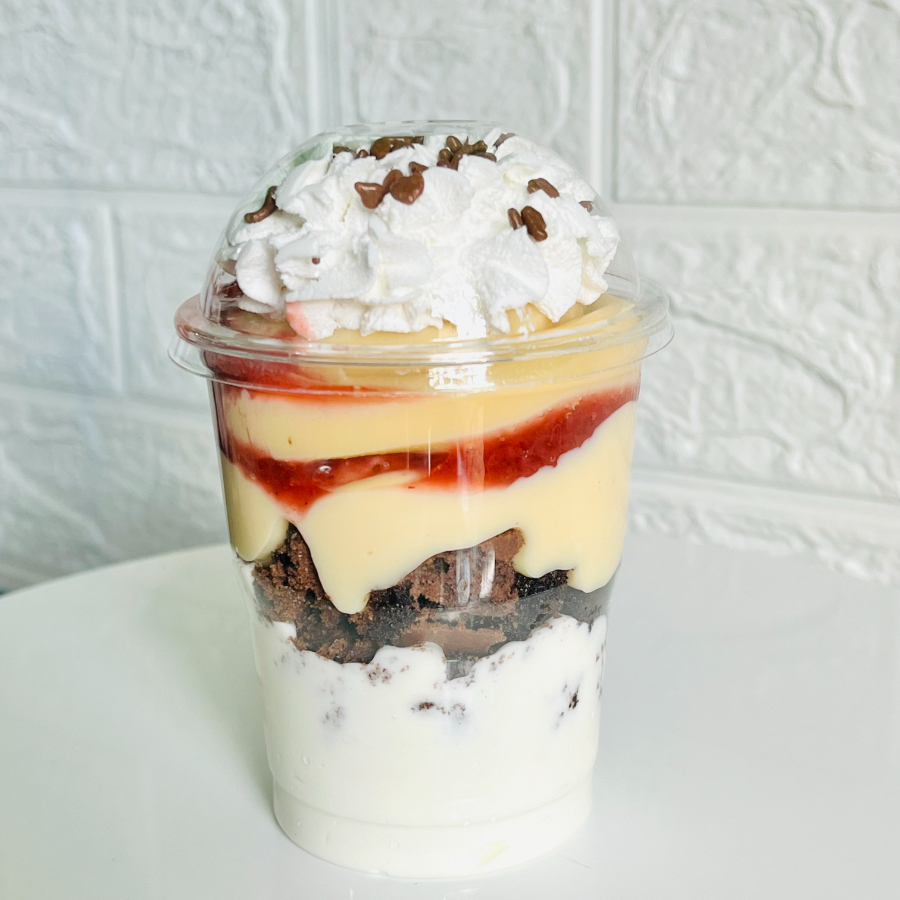 Mousse de Ninho aveludado com geleia de morango e pedacinhos de brownie. Trazendo equilíbrio entre doçura e leve acidez. Leve, delicado e irresistível!