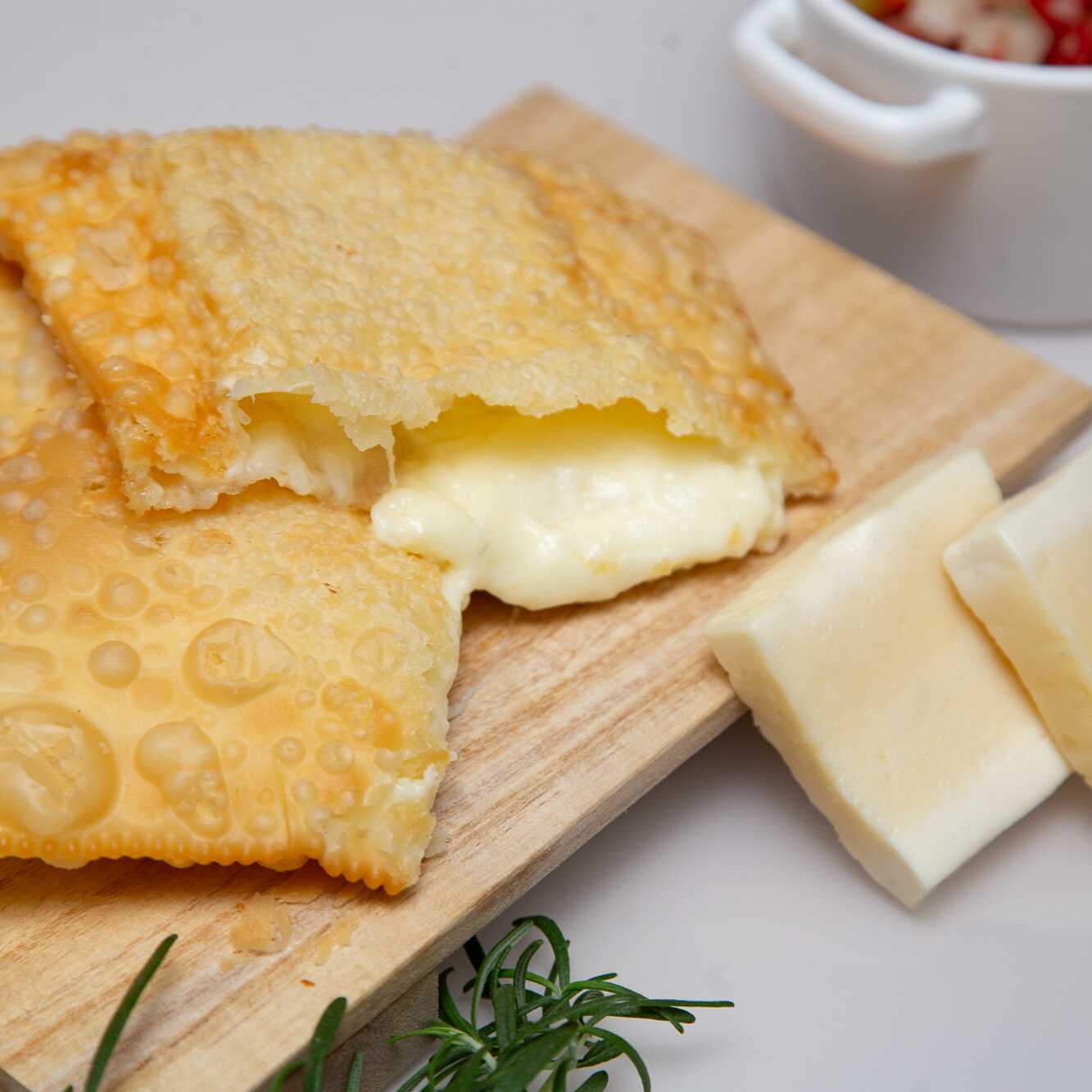 Queijo meia cura e sem lactose.