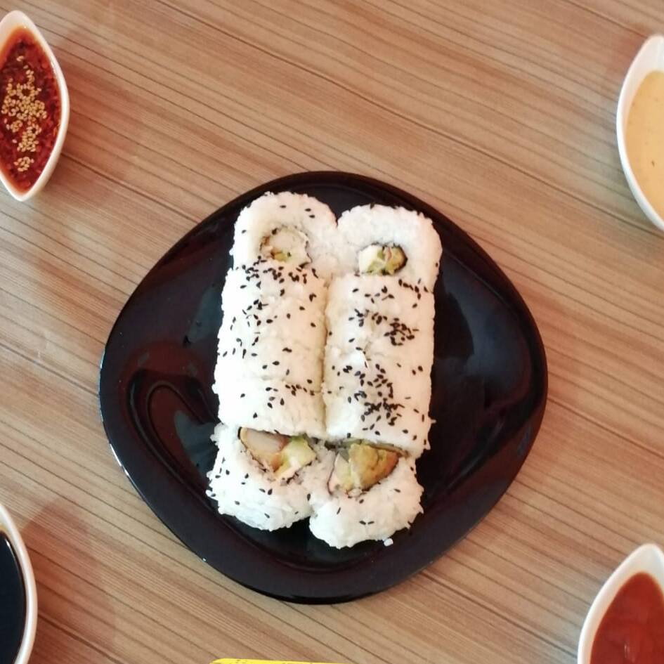 Sushi con 2 Guisos de Res, Pollo o Puerco