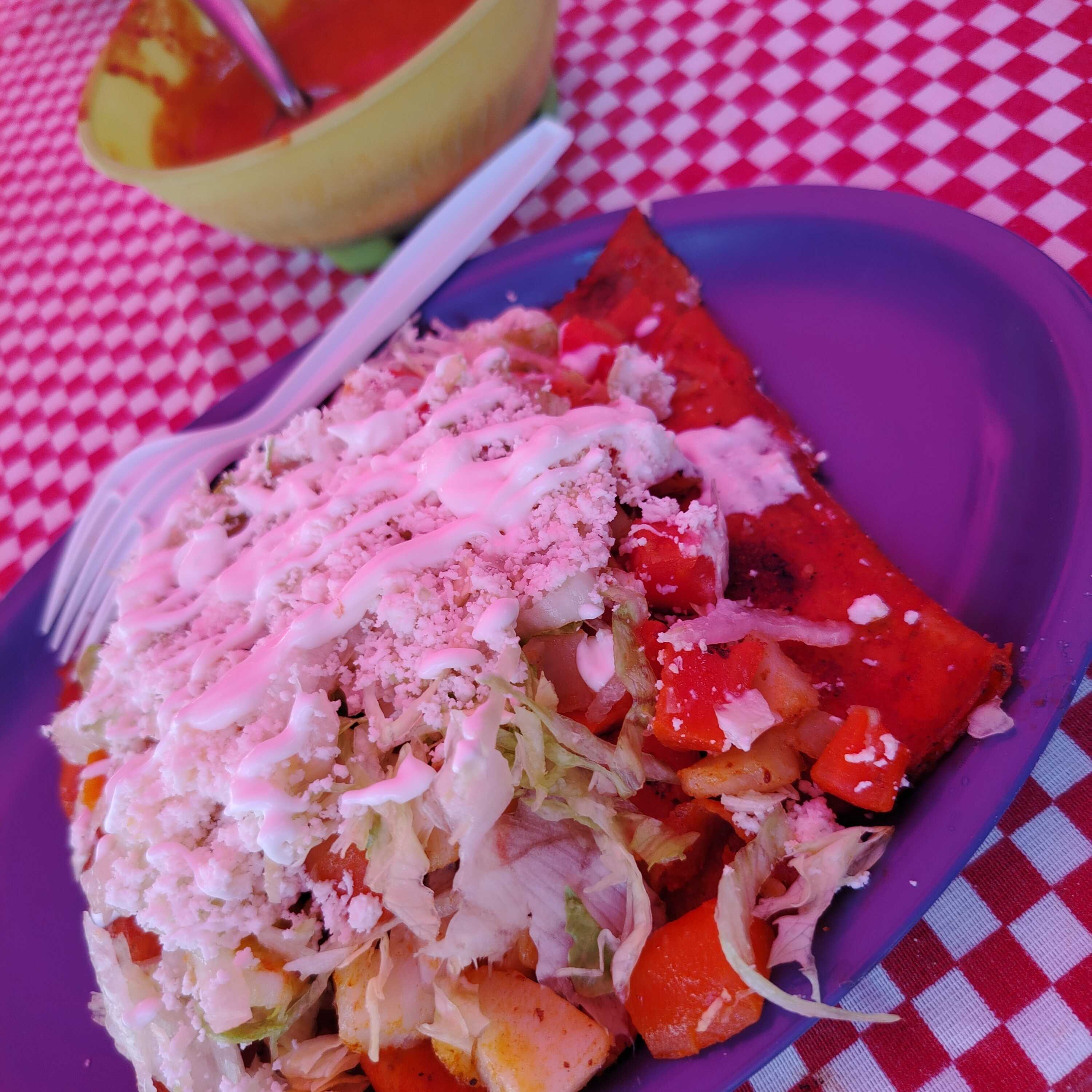 ENCHILADAS (LECHUGA, QUESO, CREMA Y CHILES EN VINAGRE)