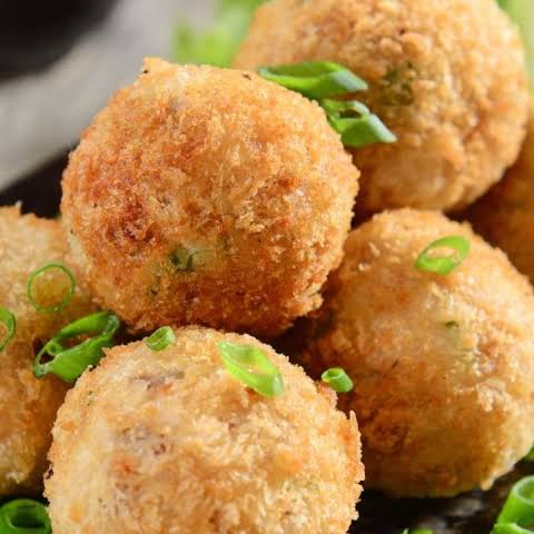 Bolinho de Salmão Premium (4 unidades)
4 unidades de aproximadamente 60 g cada (240 g no total). Bolinhos artesanais de salmão com recheio cremoso de cream cheese, empanados e dourados até ficarem perfeitamente crocantes por fora e irresistivelmente macios por dentro.