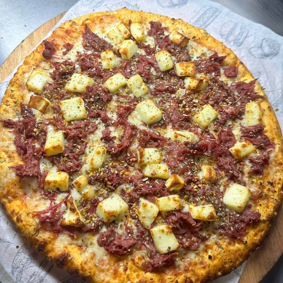 MASSA,MOLHO,MUSSARELA,CARNE SECA ,QUEIJO COALHO,CATUPIRY, OREGANO