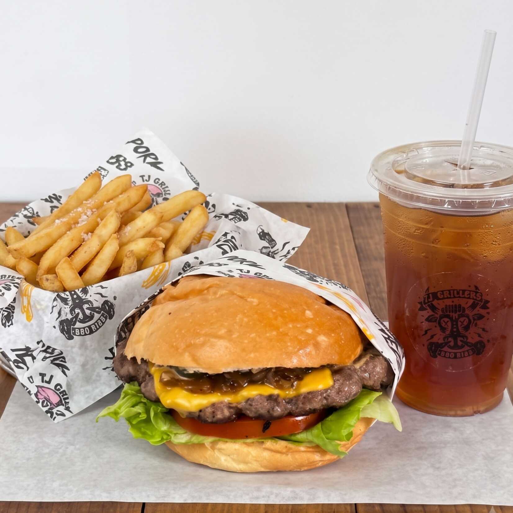 Chesse burguer+papas fritas + té de la casa