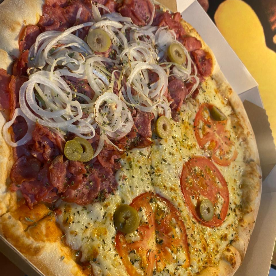 mussarela e tomate/ calabresa e cebola