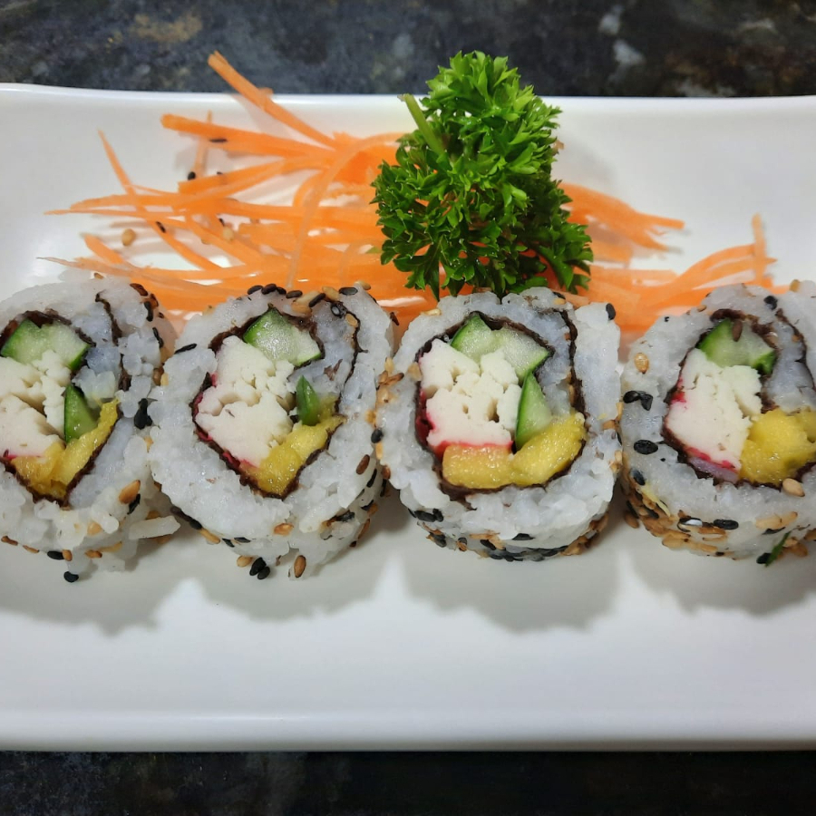 Arroz invertido, manga, pepino japonês, kani e gergelim