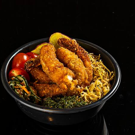 Conteúdo 350g. Base de arroz japonês, camarão empanado, crispes de alho poró, crispes de couve, chips de batata doce, tomate cereja e sunomono.