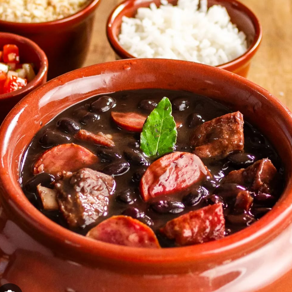 A marmita de feijoada é sempre composta por arroz feijoada gorda, magra ou mista(*opção fica a escolha do cliente*) couve refogada, torresmo, banana a milanesa, vinagrete, laranja, linguiça, e uma carne. (Frango a passarinho)