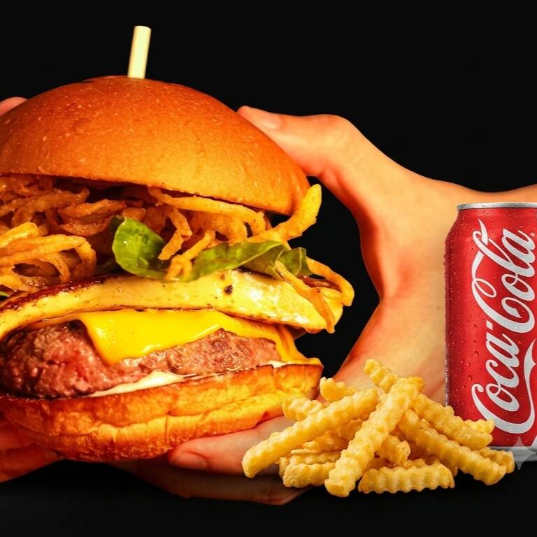 Pão brioche, nossa famosa maionese da casa, burger bovino 200g, queijo cheddar, queijo coalho, rúcula, cebola crispy regada com melaço de cana + Coca-Cola sem Açúcar 350ml