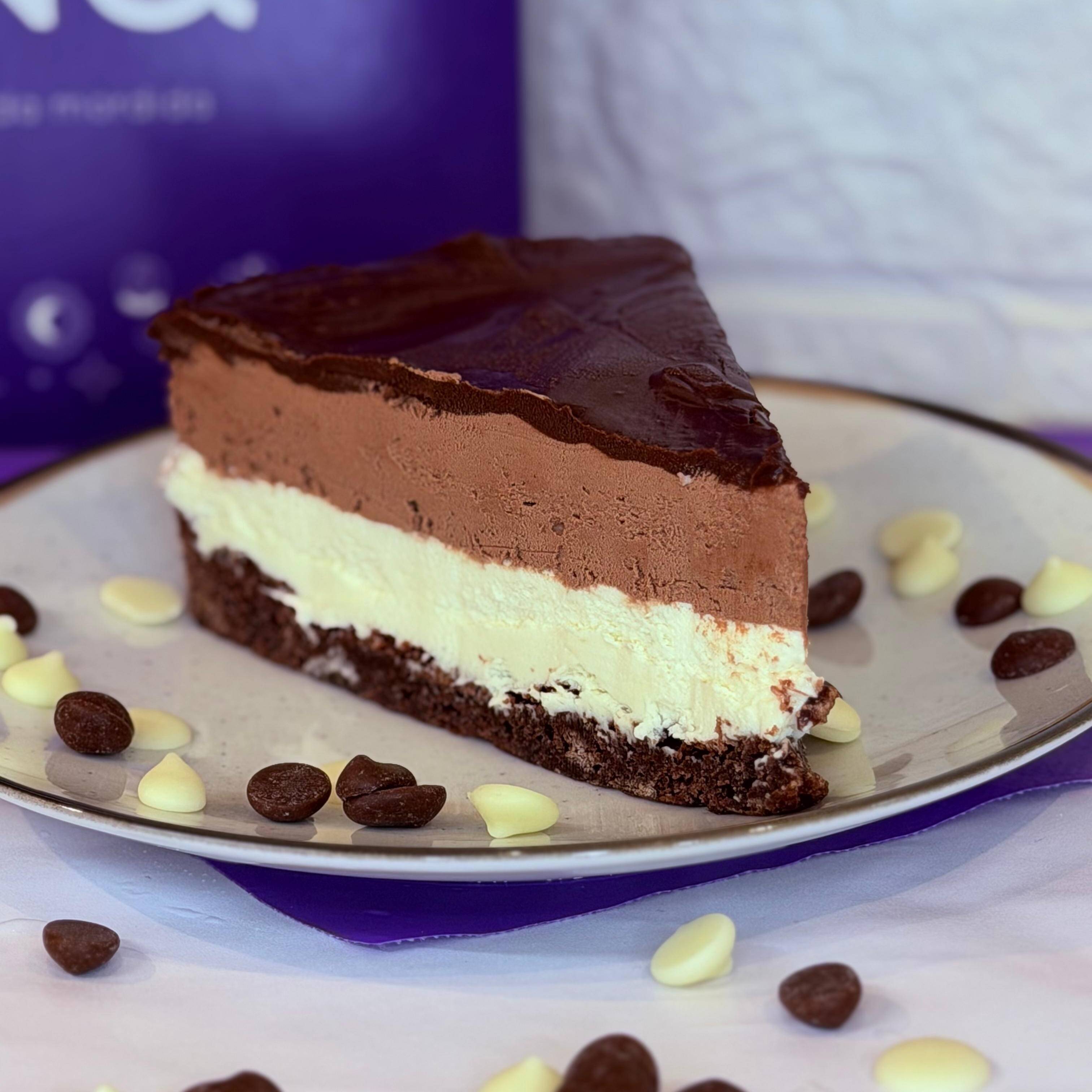 Nosso delicioso brownie, com uma camada generosa de mousse trufado de chocolate meio amargo e uma camada de mousse trufado de chocolate branco, finalizado com uma ganache meio amargo. Te convidamos a experimentar e ver estrelas a cada mordida.