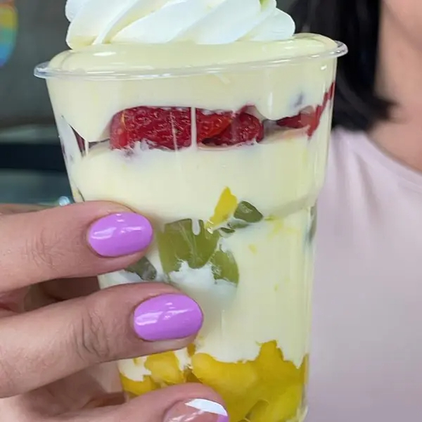 Nossa salada de frutas bem refrescante e suculenta com abacaxi, uva e morango, envolvida com nosso magnífico Creme de Ninho e finalizada com chantininho.