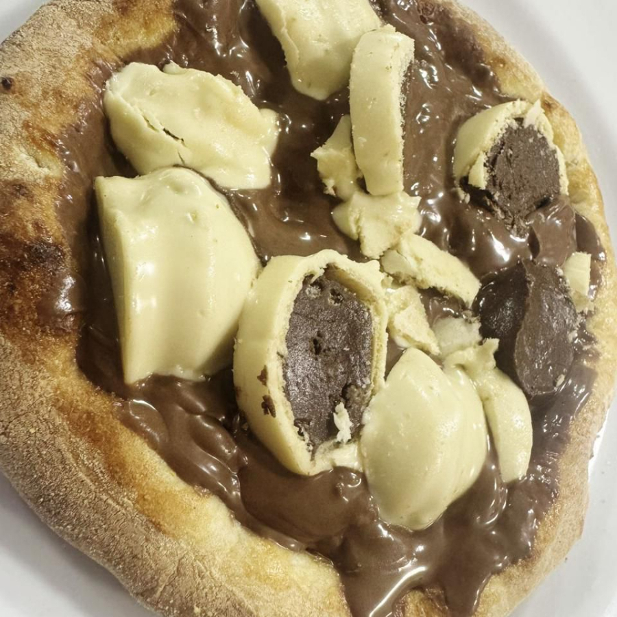 Chocolate preto com bombom ouro branco