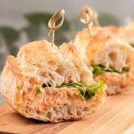 Pão francês ou baguete, salpicão de frango recheado com maionese temperada da casa, alface, cenoura e tomate