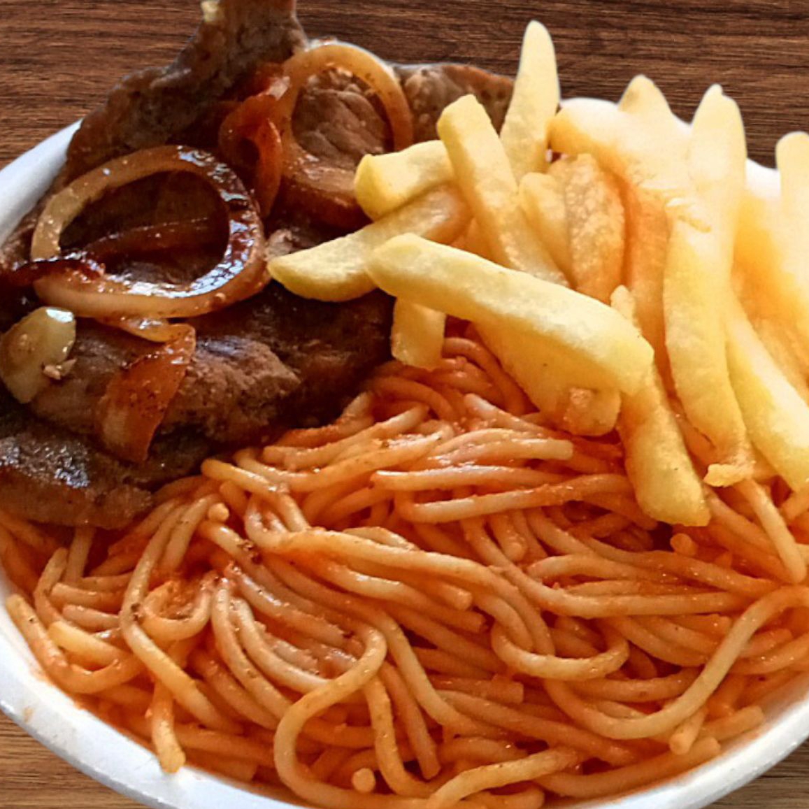 Marmita grande 750 gramas de muita gostosura arroz soltinho, feijão de caldo e macarrão ao molho de estrato tomate cremoso delicioso com bife acebolado suculento bem passado ou mal passado fica sua escolha'! acompanha saladinha de repolho com tomate picadinho, tudo temperado ingredientes frescos,tudo delicioso quentinho pra todas horas do dia .