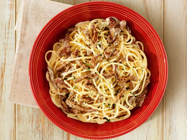Spaghetti com tiras de filé-mignon ao molho alfredo e uma combinação de queijos parmesão e blue cheese