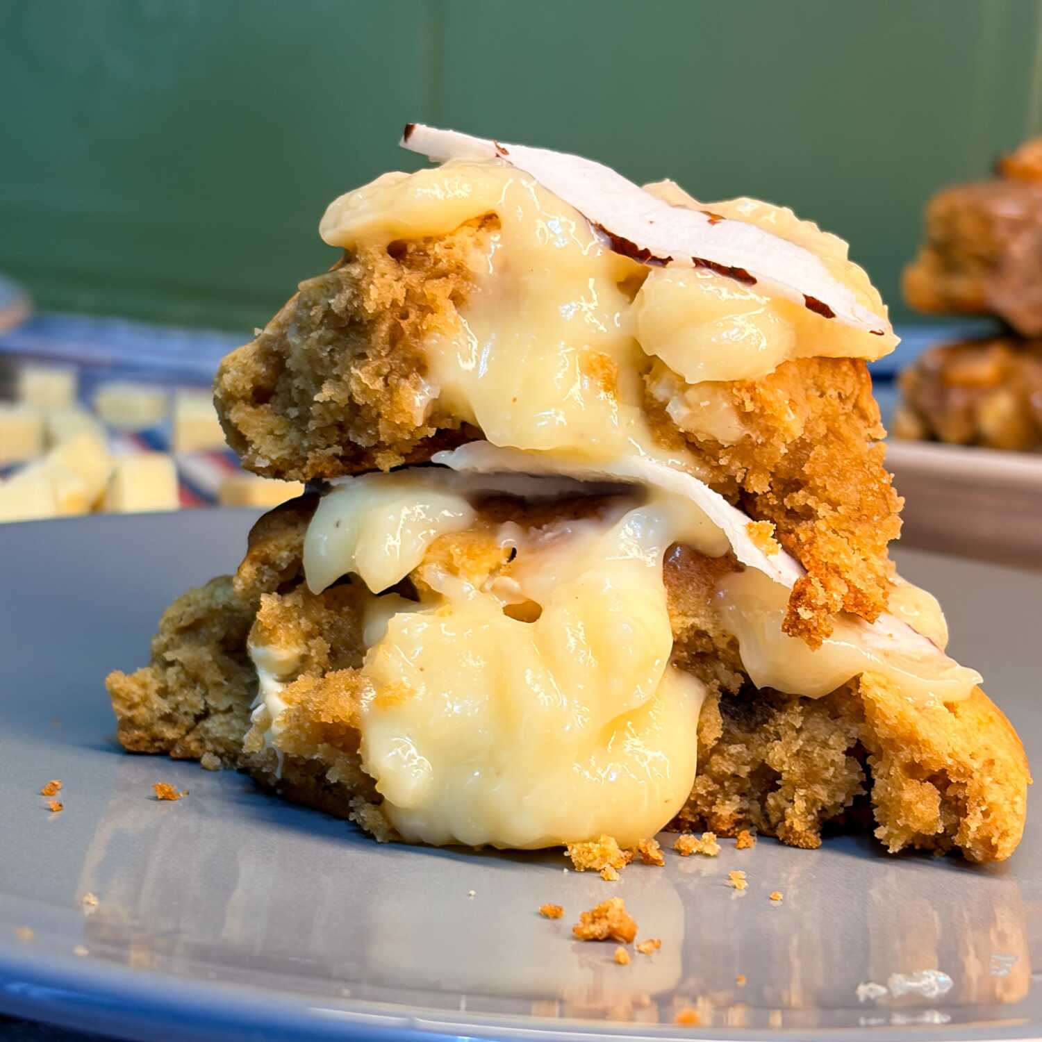 Cookie com chocolate branco, recheado com uma cremosa cocada e finalizado com tiras de coco fresco.