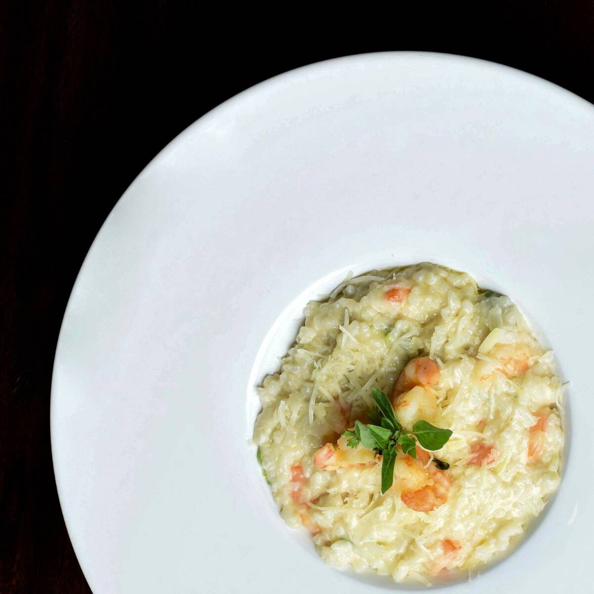 Camarões-rosa e camarões regionais flambados no vinho branco finalizados no arroz cremoso com caldo de legumes, parmesão.