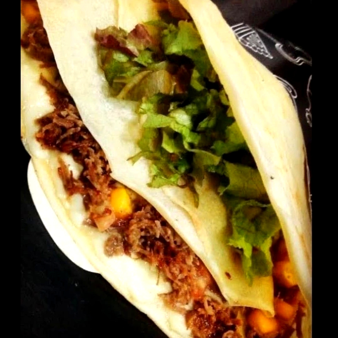 Carne de sol desfiada, cream cheese. Acompanhamentos: milho, tomate, azeitona e alface