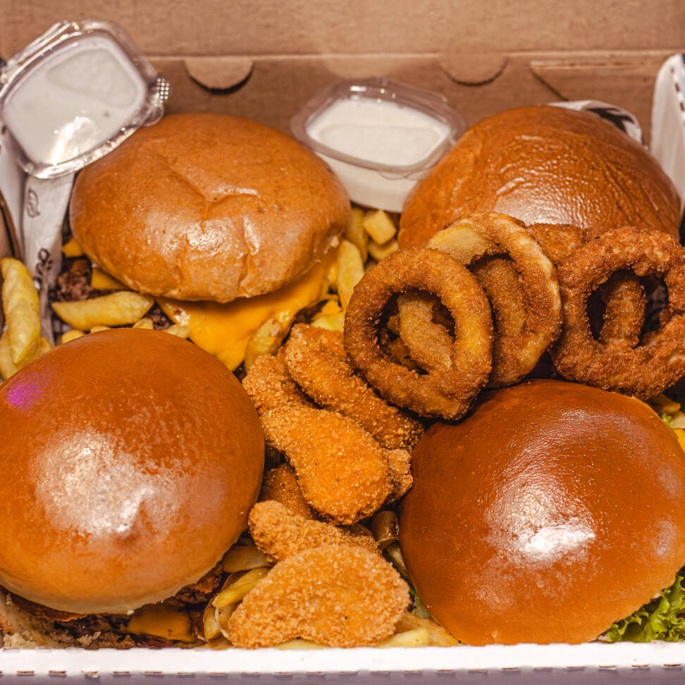 Deliciosa Burger In Box com 4 Lanches Triplos (a sua escolha) + Batata + Anéis De Cebola + Nuggets