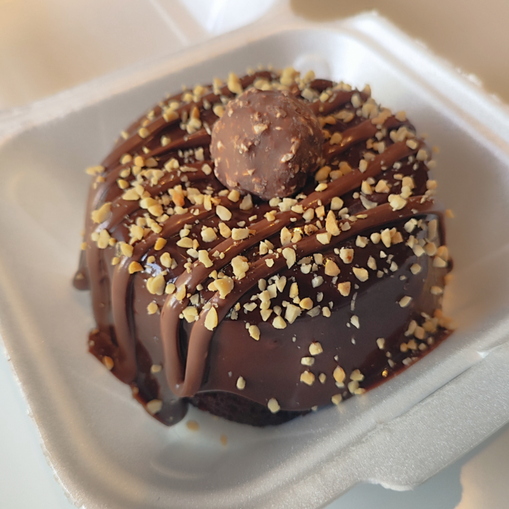 Mini Bolo Vulcão Ferrero com Nutella– Nosso mini bolo vulcão é feito com massa fofinha de chocolate, cobertura de Nutella com brigadeiro, um ferrero rocher e amendoins granulados. Uma explosão de sabor em cada mordida! Pequeno no tamanho, gigante no sabor!