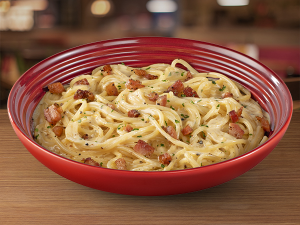 Spaghetti servido com um cremoso molho de parmesão Faixa Azul, pancetta e gema de ovo.