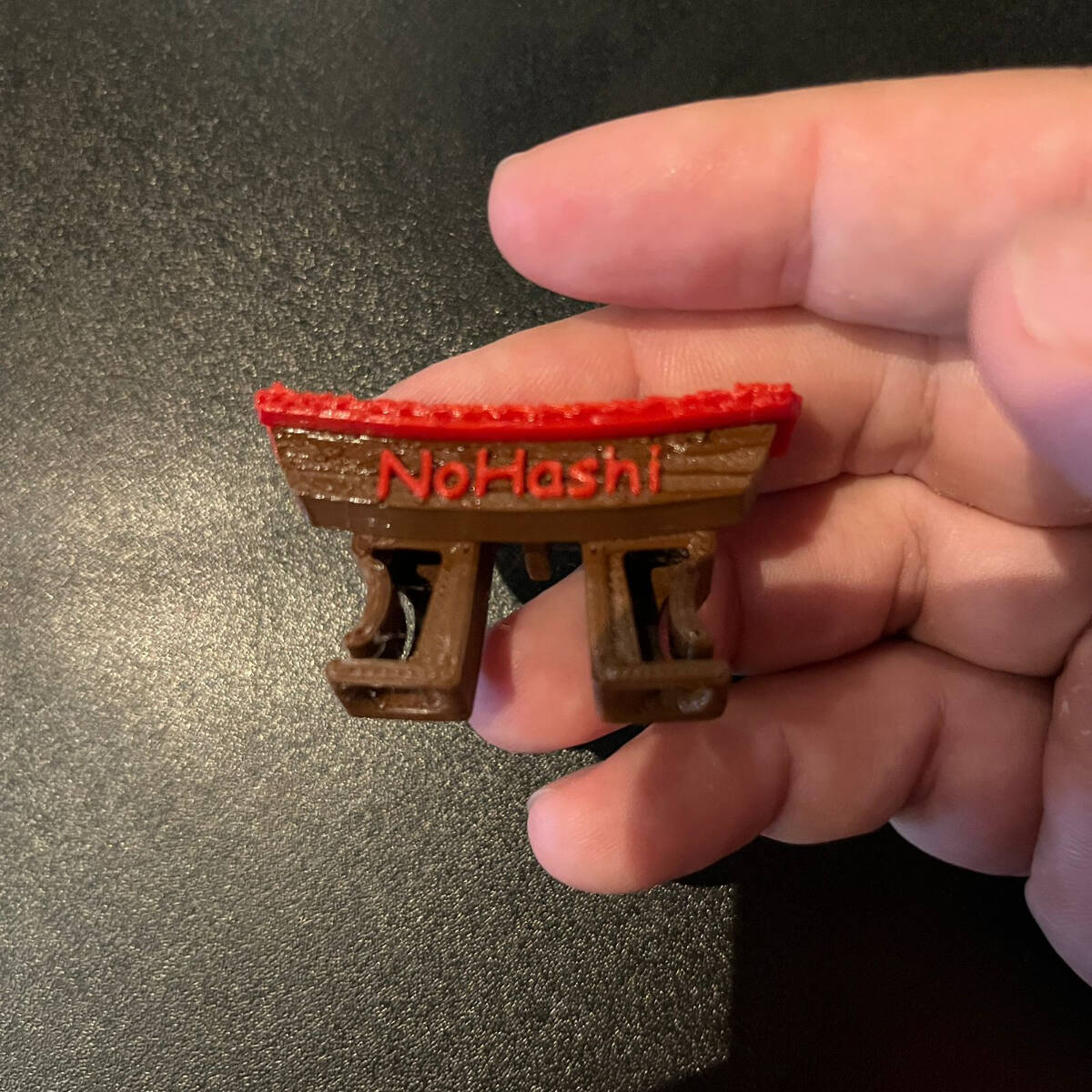 Um toque da tradição japonesa na sua refeição ⛩️ Inspirado nos portais orientais, esse adaptador traz charme, identidade e praticidade. Ideal para quem aprecia a cultura japonesa até nos pequenos detalhes.