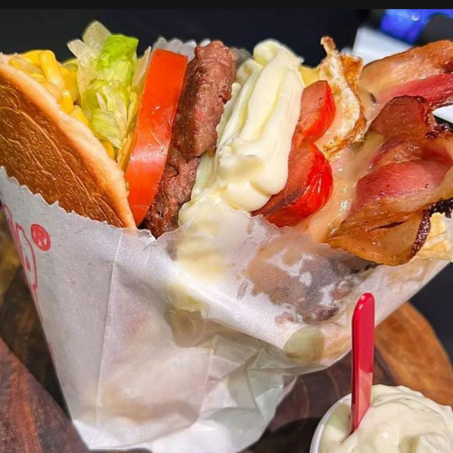Pão, carne, bacon, 2 salsichas, presunto, queijo, tomate, alface