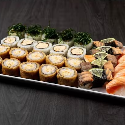 Combo japonês com 30 peças. Acompanha 5 niguiris de salmão maçaricado, 5 uramakis salmão grelhado, 5 uramakis skin, 5 niguiris skin e 10 hot rolls.