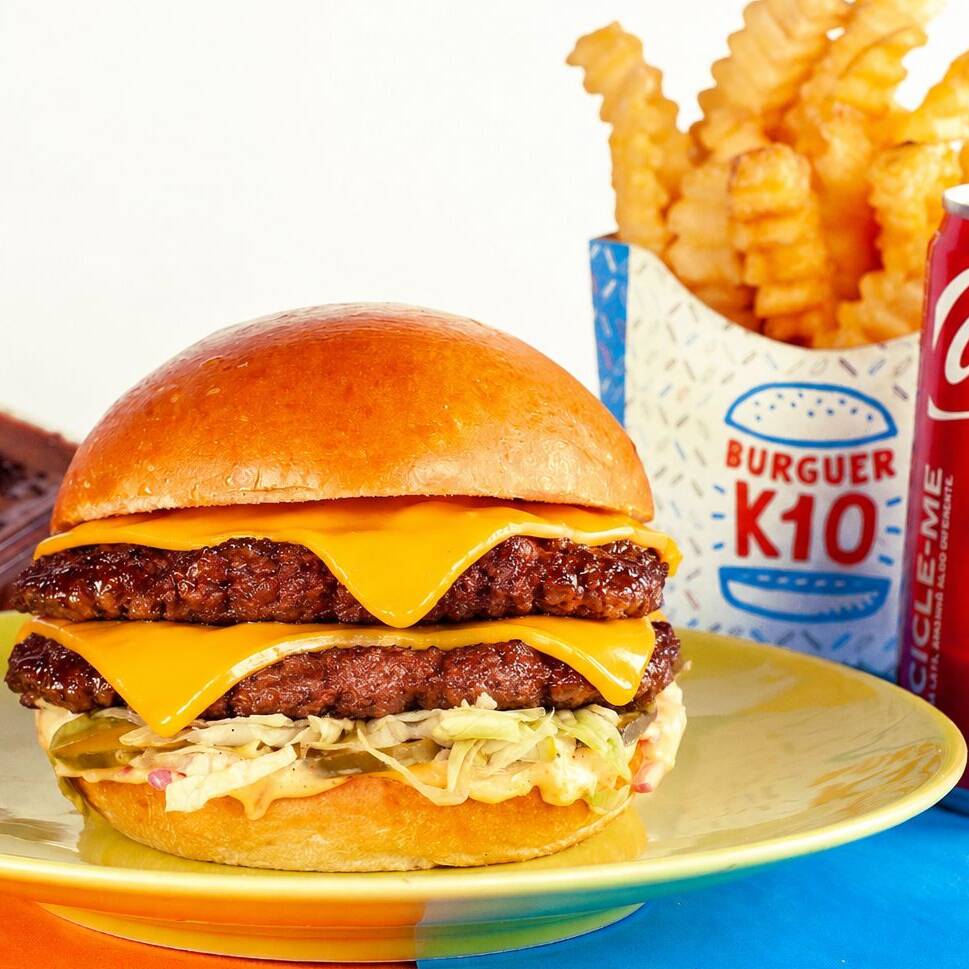 01 K-Burguer 2.0 (Linha Dupla) + 01 K-itute Krocante + 01 K-Drinks Refreskante + 01 K-Delícia. Pra Kem Já Chega Pedindo Tudo Que Tem Direito! Burger, Batata, Bebida e Akela Sobremesa Pra Fechar no Maior Estilo.SÓ QUE AGORA GIGANTE!!!