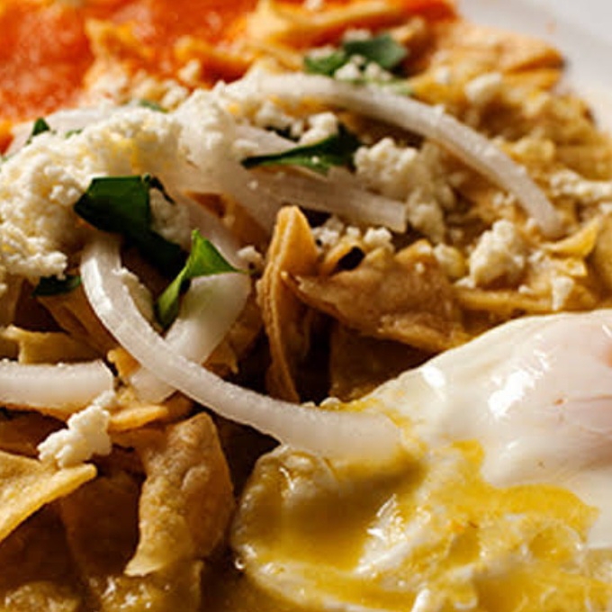 HUEVOS DIVORCIADOS CON CHILAQUILES