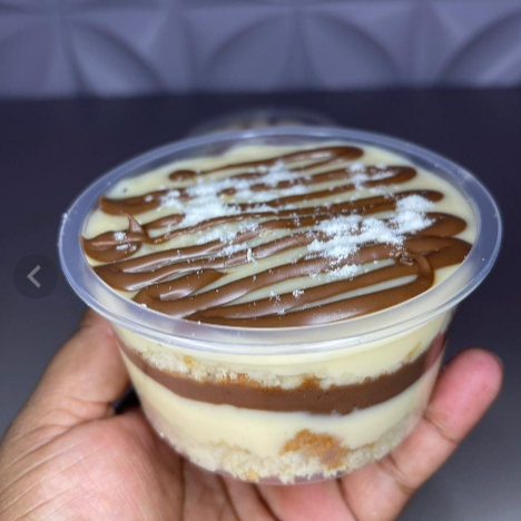 Camadas de bolo branco fofinho intercaladas com creme de leite Ninho e Nutella, formando uma combinação cremosa e sofisticada. 👉 Uma explosão de sabor que conquista em cada colherada. Tamanho individual – perfeito para presentear ou se deliciar.