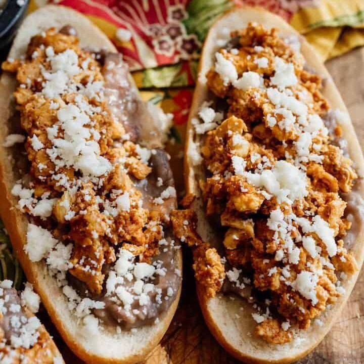 Molletes Picadillo Rojo