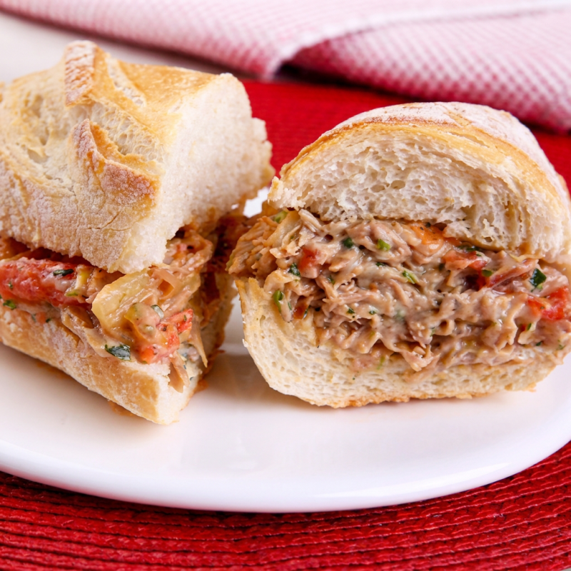Pernil desfiado, queijo e vinagrete