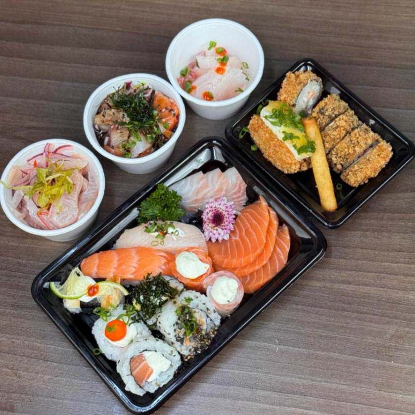 * 3 sashimis de salmão fresco, * 3 sashimis de tilápia , * 3 niguiris variados * 4 sushis elaborados com maestria. * 1 gunkan de salmão * 1 gunkan de tilápia, delicadamente enrolados. Entradas frias * 100g de ceviche * 100g de tataki suculento * 4 fatias de Carpaccio . Para completar, você desfrutará de * 5 peças crocantes de Hot Crisp e um saboroso acarajé. Afinal, não há nada mais aconchegante do que *1 rolinho de queijo quente para finalizar essa aventura culinária. Obs: Não Fazemos Alterações no pedido Acompanha: 1 hashis, 2nozukis, 2 shoyu , 2 tare por pedido Se precisar de algo mais basta acrescentar na opção "Adicionais"