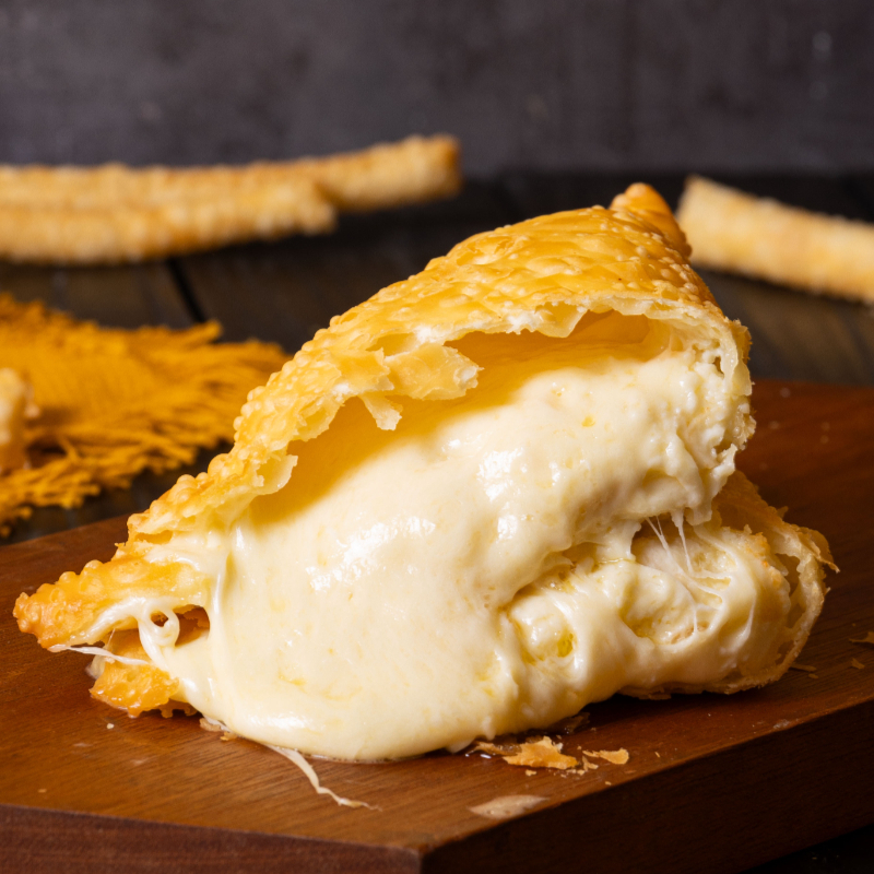 Queijo mussarela derretido em uma massa de pastel exclusiva e frito em gordura vegetal que garante um pastel sequinho e crocante (aprox 180g)