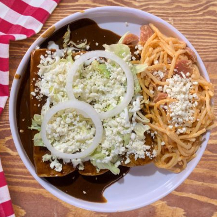 Enmoladas con Pollo Acompañadas Espaguetti