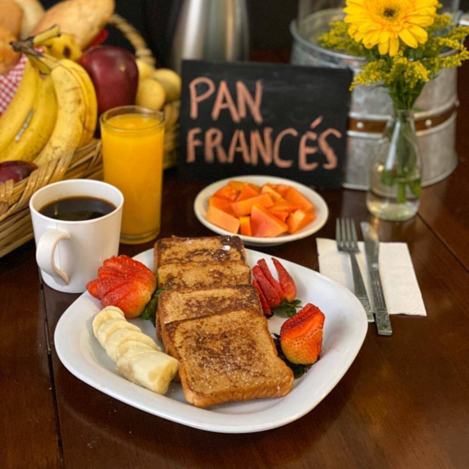 PAN FRANCÉS (INCLUYE NÉCTAR, FRUTA Y CAFÉ O TÉ)