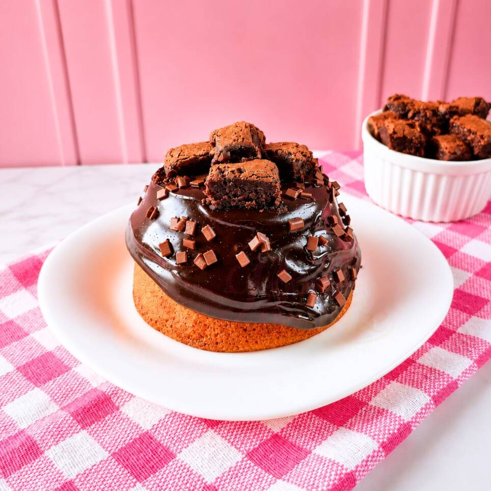 Um dos nossos mais pedidos! Massa de cenoura super fofinha e leve, coberta com brigadeiro de cacau 50% e finalização com brownie, deixando tudo ainda mais irresistível. 📏 Tamanho: 12 cm ⚖️ Peso aproximado: 350g 🍽 Serve até 2 pessoas