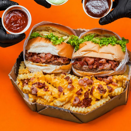 Combo X-Tudo chegando pra acabar com a sua fome! 2 X-Tudo gigantes, daquele jeito que só de olhar já dá água na boca Batata frita com cheddar e bacon bem caprichada Refrigerante de 1l pra completar o combo perfeito
