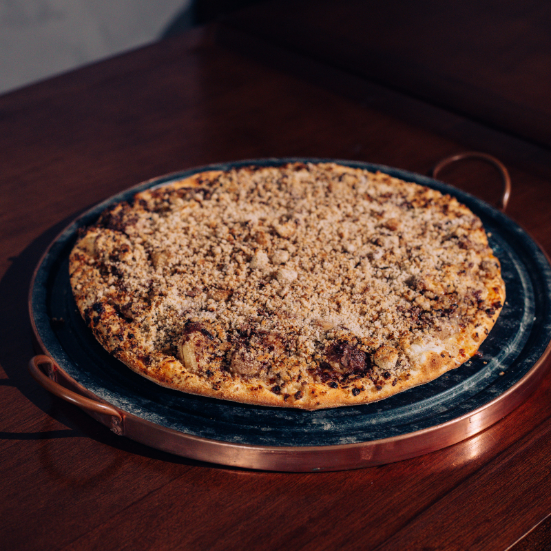 Muss, molho doce, chocolate preto, banana, farofa e leite condensado