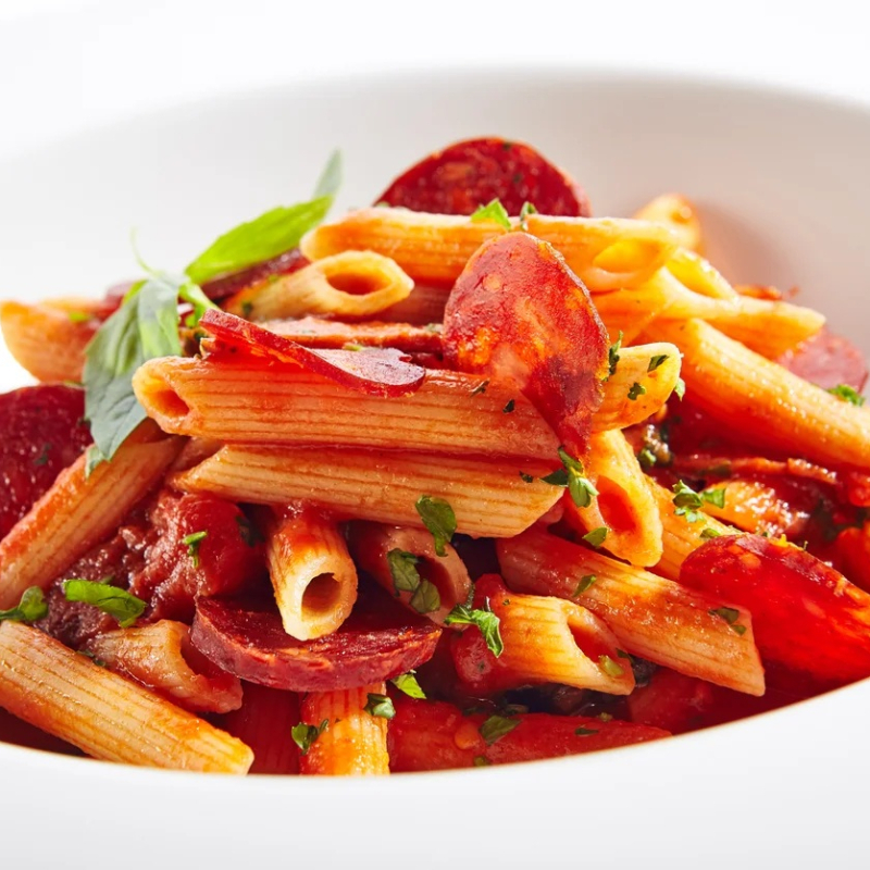 Penne de Sêmola com Ovos, molho de tomate pomodoro natural, cebola em rondelas, cebolinha, parmesão ralado